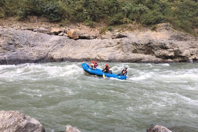 1 day Trishuli river rafting - Getting equipped for the river