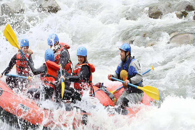Ayung River Rafting and Shopping Tour Packages - Tohpati Village: watching batik take shape