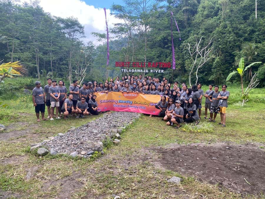 Bukit Cilli Rafting: Longest track rafting without stairs up - The short walk to the Telaga Waja launch