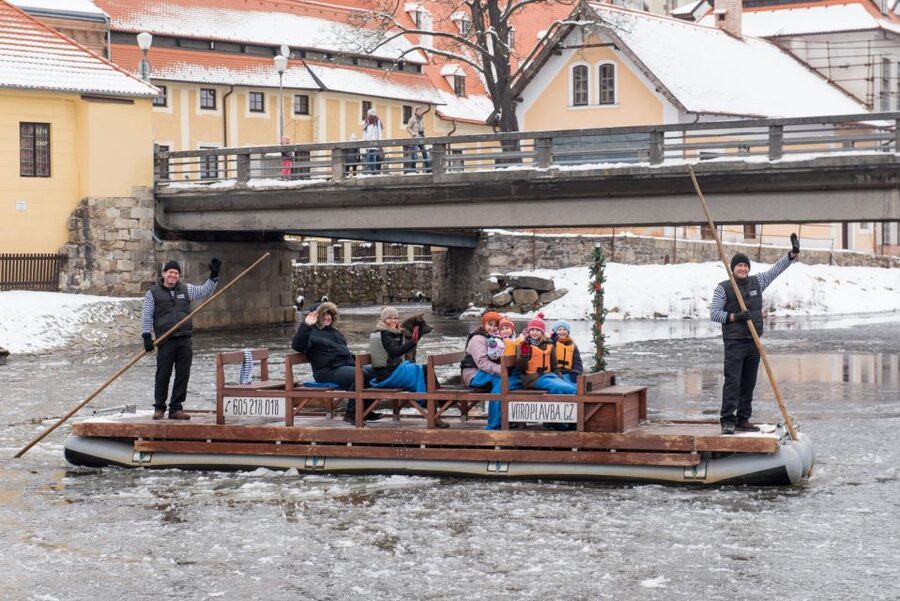 Český Krumlov: Advent Wooden Raft River Cruise - The quick dock stop and included drink