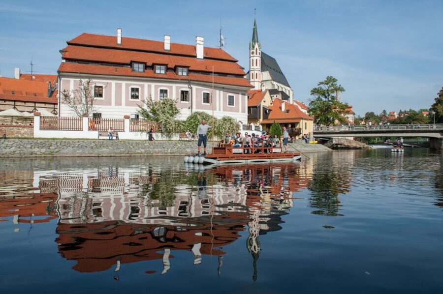 Český Krumlov: Wooden Raft River Cruise - Weirs, small rapids, and careful raft handling