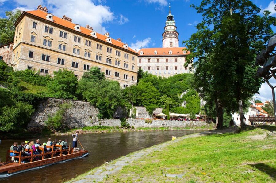 Český Krumlov: Wooden Raft River Cruise - Families, older visitors, and first-time visitors