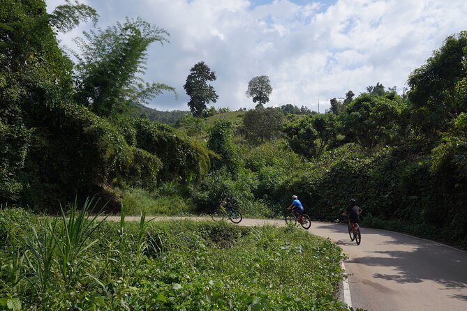 Chiang Mai: Cycling Nam Phare Countrysides, Breezy-Relax & Lunch - A 45-minute bamboo raft ride on the Mae Wang River