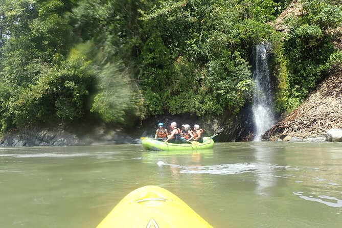Extreme Rafting in Baños de Agua Santa Level III and IV+ - Lunch after the river run