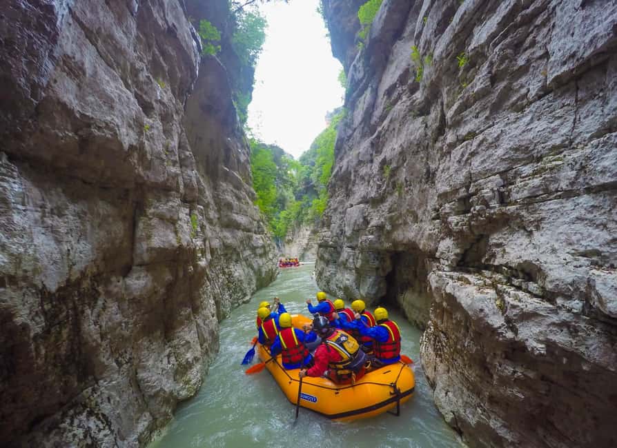 From Berat: Osumi Canyon Rafting, Kayak, & River Tubing Tour - How the lunch and changing arrangements work
