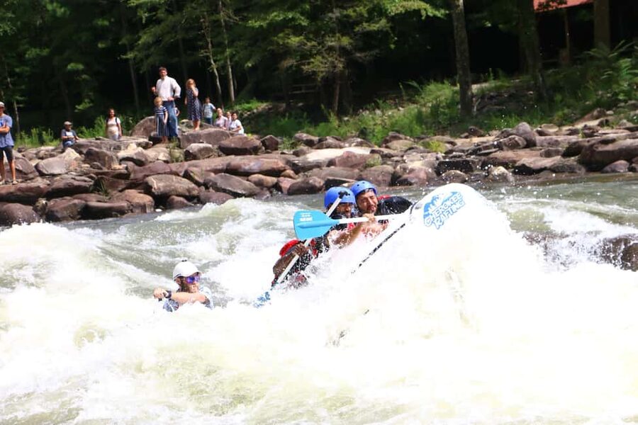 Full River Ocoee Whitewater Rafting Trip with Shore Lunch - A riverside lunch between the two runs