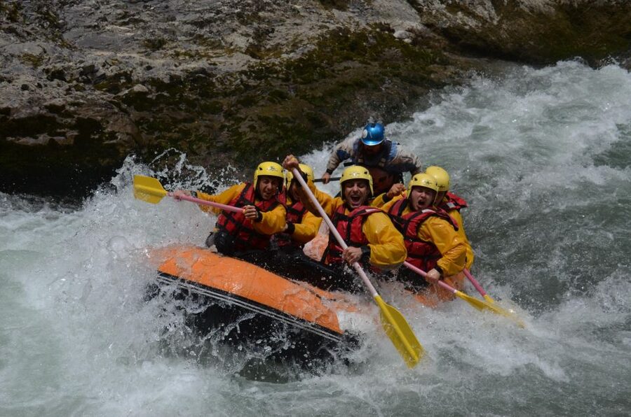 Lao River: 11 Km Classic Rafting medium descent - Why the guide and safety setup matter