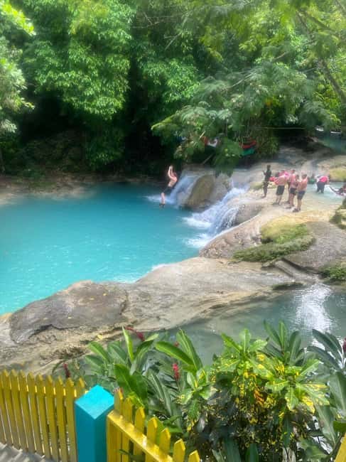 Ocho Rios: Blue Hole and Bamboo River Rafting - Ocho Rios lunch and shopping stop