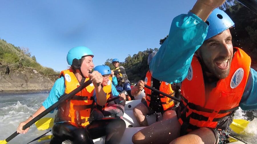 RADICAL ADVENTURE IN MELGAÇO: RAFTING ON THE MINHO RIVER - The first raft section: learning the rhythm