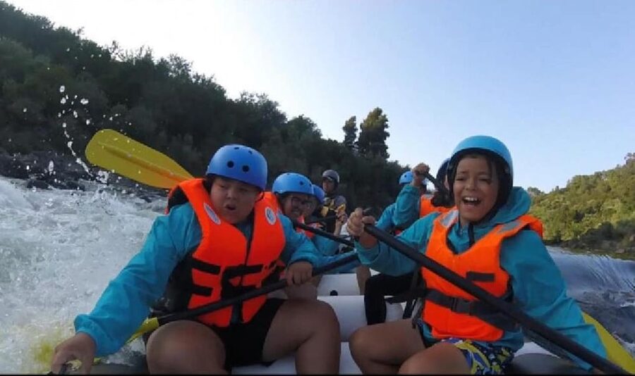RADICAL ADVENTURE IN MELGAÇO: RAFTING ON THE MINHO RIVER - Passing the traditional village