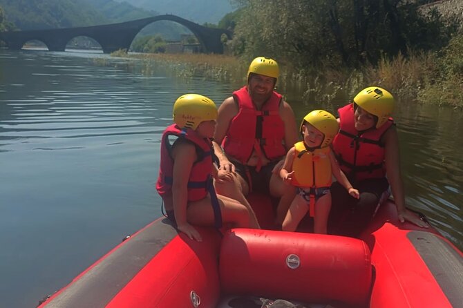 Rafting activity with family in Lucca - A calm river day near Ponte della Maddalena