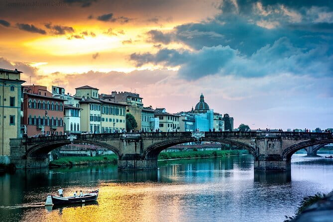 Rafting on the Arno River in Florence under the Arches of Pontevecchio - Ponte Santa Trinita and the Vasari Corridor