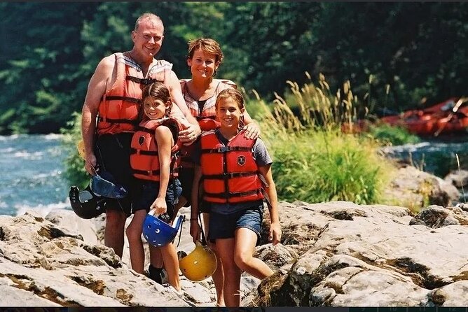 Rogue River Whitewater- Afternoon Rafting Adventure - Group size, atmosphere, and the role of the guide