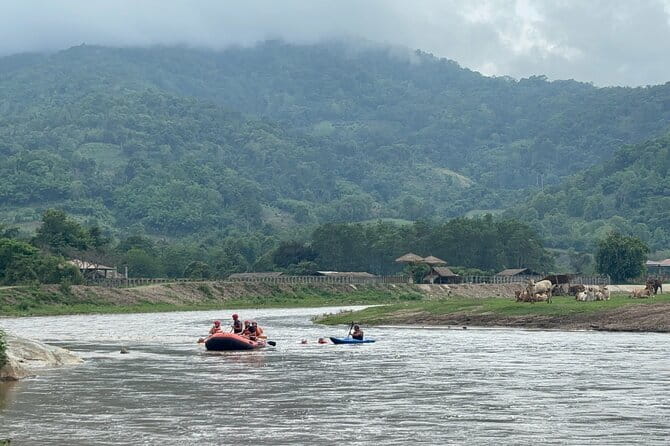 Safety whitewater rafting in Chiangmai by Khampan Rafting - Six kilometers of rapids on the Maetaeng River