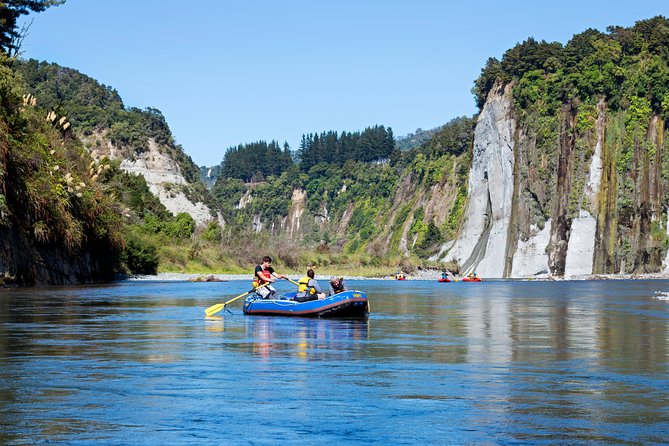 The Awesome Scenic Rafting Adventure - Full Day Rafting on the Rangitikei River - A riverside picnic breaks up the activity