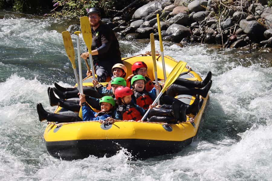 Tongariro River: Grade 3 Whitewater Rafting - Safety briefing and paddle instruction