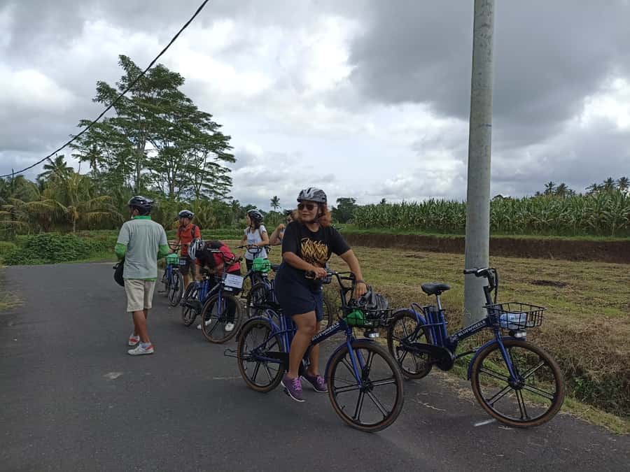 Ubud e-Bike Tour & Whitewater Rafting - A pause beside the Ayung River