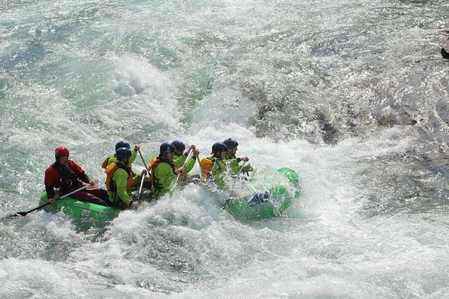 Voss: Thrilling Whitewater Rafting Guided Trip - On the water: learning the rhythm of the raft