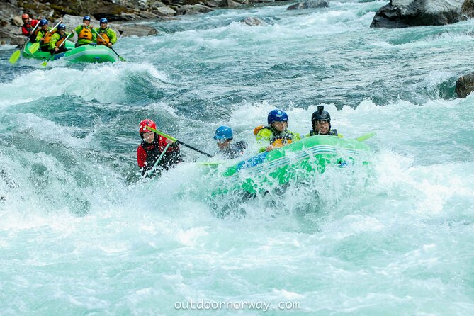 Whitewater Rafting Grade 3 to 4 - What the Raundal River feels like on the water