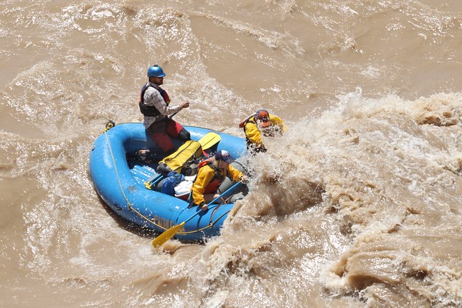 Whitewater Rafting on the Colorado River - A riverside lunch instead of a boxed sandwich
